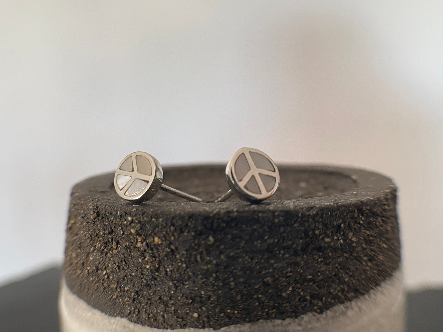 Tiny nacre peace sign earrings Sterling Silver 925 - TSE060